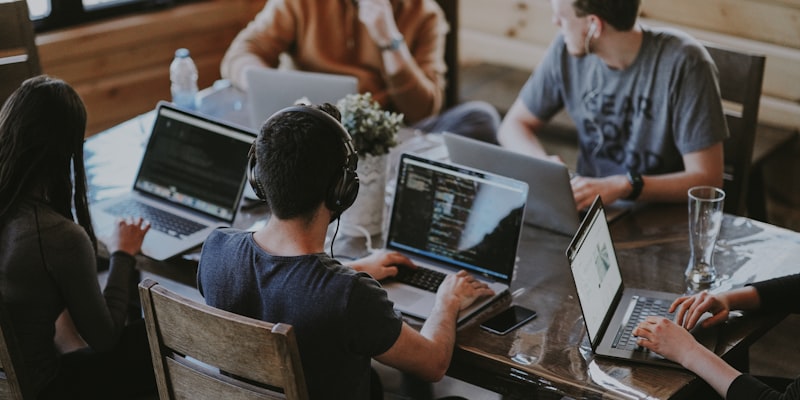 Equipe trabalhando de forma colaborativa